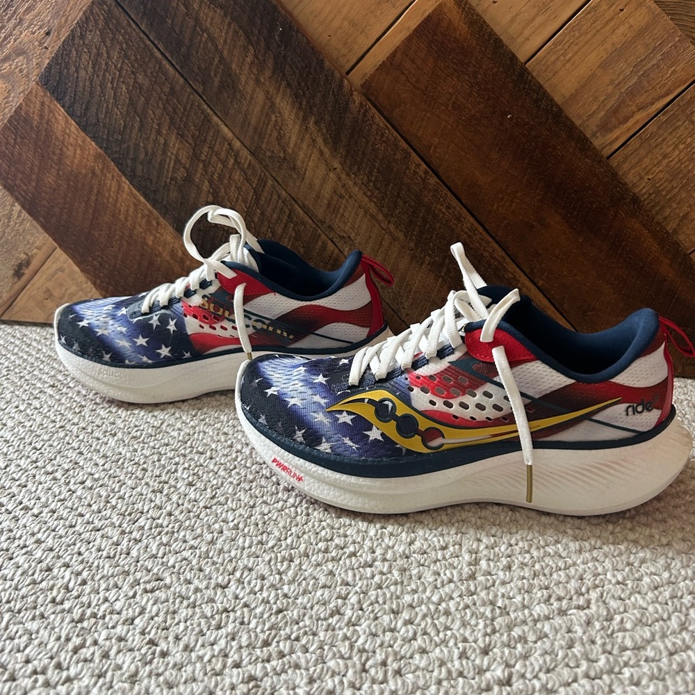 Saucony Ride 17 women’s Blue, Red, White sz. 7.5 excellent condition